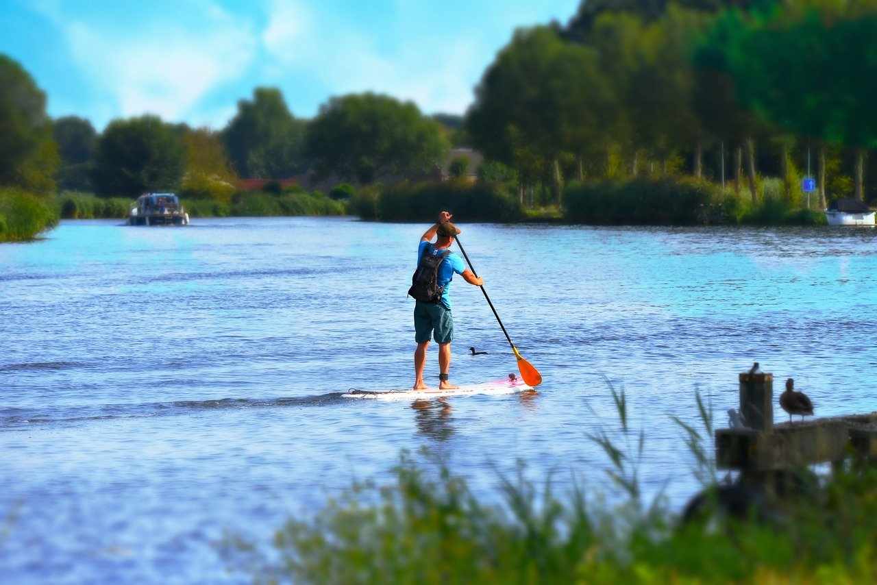 man standing on paddleboard