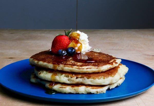 pancakes-with-strawberry-blueberries-and-maple-syrup-718739