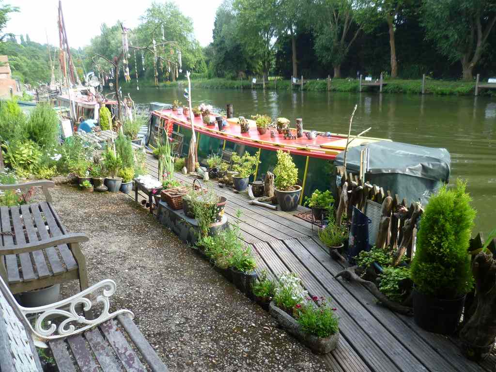 narrowboat garden