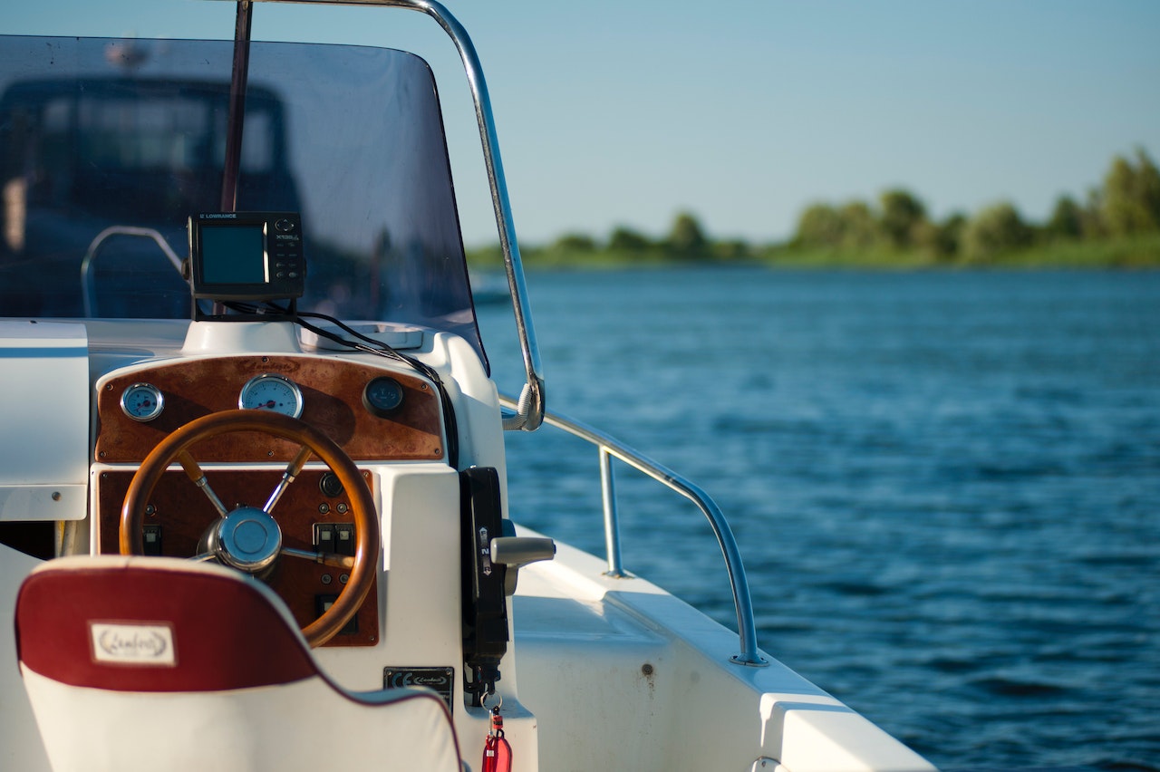 How to Stay Connected on your Motor Cruiser with Boat Wi-Fi